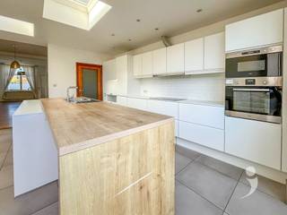 <p><span>Bent u op zoek naar een instapklare woning op wandelafstand van het bruisende centrum van Leuven? Dan is deze charmante woning zeker een bezoek waard. De woning werd gerenoveerd in 2014. We betreden de woning via de inkomhal die ons leidt naar de open leefruimte met gezellige zithoek en eetplaats. Aansluitend bevindt zich de aanbouw met een volledig vernieuwde keuken. Deze moderne keuken is uitgerust met een praktisch eiland met zitgedeelte en beschikt over een oven, microgolf, frigo, kookplaat, vaatwasser en meer dan voldoende kastruimte.</span></p><p><span>Via het grote schuifraam geniet u van een mooi zicht op het terras en de privatieve, volledig omheinde tuin met gras.</span></p><p><span>Op de eerste verdieping vinden we een ruime slaapkamer en een stijlvolle badkamer met regendouche, badkamermeubel met wastafel, toilet en aansluitingen voor wasmachine en droogkast. De tweede verdieping biedt nog twee volwaardige kamers, waarvan één met een leuke mezzanine. Verder is er ook nog een kelder, dat ideaal kan dienen als stockageruimte.</span></p><p><span>Interesse in deze woning? Boek dan snel uw bezoek via </span><span>016 15 31 15</span><span> of </span><span>info@immolivit.be</span><span>.</span></p>