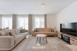 Voor meer info en foto’s, surf naar www.swevers.be – Op de eerste verdieping van Oude Kuringerbaan 12/3 in Hasselt ligt dit instapklare appartement met 90 m² bewoonbare oppervlakte, twee slaapkamers en een terras. Het appartement werd in 2022 volledig gerenoveerd en combineert hedendaags wooncomfort met een centrale ligging vlak bij het centrum. De ruime leefruimte van 32,89 m² biedt plaats aan een gezellige zithoek en volwaardige eettafel. Grote raampartijen zorgen voor veel natuurlijk licht. Aansluitend bevindt zich de open keuken van 8,08 m². Verder zijn er een aparte wasplaats en een afzonderlijk toilet. Het slaapgedeelte omvat twee volwaardige slaapkamers van 13,02 m² en 12,15 m², met centraal gelegen badkamer. Vanuit één slaapkamer heb je rechtstreeks toegang tot het zuidwest-georiënteerde terras van 7,58 m². Ook technisch zit dit appartement goed: EPC-label B, conforme elektriciteit, asbestveilig, lift en parlofoon. Dankzij de grondige renovatie zijn er geen onmiddellijke vernieuwingswerken nodig. Het appartement is momenteel verhuurd aan € 814 per maand, aangevuld met € 56 gemeenschappelijke kosten, wat het ook interessant maakt als investering. De ligging is bijzonder praktisch, met openbaar vervoer, horeca, winkels, scholen en ontspanning in de nabije omgeving. Ook het centrum van Hasselt en de snelwegen zijn vlot bereikbaar. Voor meer informatie, bel 011 255 155. Bron bewoonbare oppervlakte: EPC – verslag.