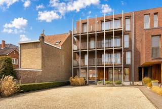 <strong><u>Exclusief appartement te huur in Smeermaas waar comfort en luxe hand in hand samengaan, gelegen op een boogscheut van het centrum van Lanaken en Maastricht (NL)</u></strong><br /><br /><br /><strong>Topligging met uitstekende bereikbaarheid</strong><br /><br />Dit stijlvolle penthouse is rustig en toch centraal gelegen in Smeermaas (Lanaken), met een zeer vlotte verbinding naar Maastricht, Maasmechelen en omliggende gemeenten.<br />Winkels, openbaar vervoer en andere voorzieningen bevinden zich op korte afstand, wat zorgt voor een comfortabele en praktische woonomgeving.<br /><br /><strong>Ruim wonen met veel licht en comfort</strong><br /><br />Gelegen op de bovenste verdieping van de residentie geniet dit penthouse van een aangename indeling, veel natuurlijke lichtinval en een extra gevoel van rust en privacy. Via lift of trap bereikt u de privatieve inkomhal met gastentoilet.<br /><br />De ruime leefruimte geniet van veel natuurlijke lichtinval en is ingedeeld in een gezellige zithoek en eethoek met directe toegang tot het terras. Het terras is bovendien voorzien van zonnewering, wat zorgt voor extra comfort en privacy op zonnige dagen. De open keuken is functioneel ingericht en uitgerust met onder andere een gasfornuis en combi-oven. Aansluitend bevindt zich een praktische berging, voorzien van alle nodige aansluitingen voor wasmachine en droogkast.<br /><br />De nachthal leidt naar twee slaapkamers, waarvan één ruime master-bedroom met airconditioning en een tweede, comfortabele slaapkamer. De badkamer is ingericht met een lavabo en een ligbad met douchefunctie, wat zorgt voor optimaal comfort.<br /><br />Bij het penthouse hoort bovendien een privatieve autostaanplaats in de ondergrondse garage, wat zorgt voor extra gemak en veiligheid. Daarnaast beschikt u over een privatieve kelderberging, ideaal voor extra opslagruimte.<br /><br /><strong>Sterke troeven van dit appartement</strong>
<ul>
	<li>Lichtrijke en ruime leefruimte</li>
	<li>Ruim terras aanwezig</li>
	<li>Airco aanwezig</li>
	<li>Twee slaapkamers</li>
	<li>Praktische berging met aansluitingen</li>
	<li>Inclusief autostaanplaats en kelderberging</li>
	<li>Lift aanwezig in het gebouw</li>
	<li>Centrale en vlot bereikbare ligging</li>
</ul>
<br /><strong>Financiële voorwaarden helder op een rij</strong>

<ul>
	<li><strong>Huurprijs:</strong> € 1.100,00 per maand</li>
	<li><strong>Gemeenschappelijke kosten:</strong> € 50,00 per maand</li>
	<li><strong>Totale huurprijs:</strong> € 1150.00 per maand</li>
	<li><strong>Huurwaarborg:</strong> 3 maanden huur (€ 3.300,00)</li>
	<li><strong>Plaatsbeschrijving:</strong> aandeel huurder</li>
	<li><strong>Nutsvoorzieningen:</strong> afzonderlijk te betalen door de huurder<br /> </li>
</ul>
<u>Exacte locatie beschikbaar op aanvraag.</u><br /><br />Laat u verrassen door dit appartement en contacteer ons voor meer informatie via <span><strong>info@immoverslegers.be</strong></span>.