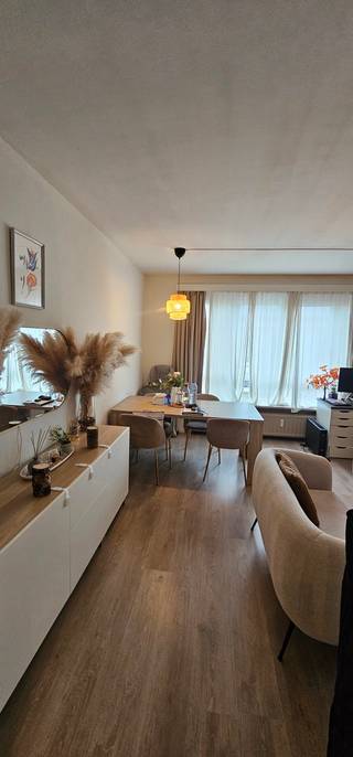 <div><strong>Te huur – Schitterend appartement met 1 slaapkamer in uitstekende staat.<br /><br /></strong><span></span></div>
<div>Gelegen op de 3de verdieping van een verzorgd gebouw met lift, zal dit mooie en lichtrijke appartement u bekoren door de uitstekende staat van onderhoud, de ideale ligging en het dagelijks comfort.<br /><br /><span></span></div>
<div>Het appartement bestaat uit een inkomhal, een aangename en lichte woonkamer van 30 m², een half-ingerichte keuken van 7 m², een apart toilet en een bergkast. Verder is er een grote slaapkamer van 15 m² en een volledig betegelde douchekamer met aansluiting voor een wasmachine en droogkast.<br /><br /><span></span></div>
<div>✔ PVC-ramen met dubbele beglazing<br />✔ Beveiligde deur (appartement + gebouw)<br />✔ Lift en elektriciteit conform<br />✔ Proper en goed onderhouden gebouw<br /><br /><span></span></div>
<div>Ideaal gelegen in de directe nabijheid van winkels, openbaar vervoer, scholen, parken en het station.<br /><br /><span></span></div>
<div>Provisie van lasten: € 200/maand (inclusief verwarming, warm en koud water, onderhoud en elektriciteit van de gemeenschappelijke delen, lift en brandverzekering van het gebouw).<br /><br /><span></span></div>
<div>Een comfortabel appartement, instapklaar, in een praktische en gezochte omgeving.<br /><br /><span></span></div>
<div>Contacteer ons voor meer informatie of om een bezoek af te spreken op 02/262.45.78 of via meise@weinvest.be</div>