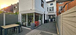 Dit prachtig gerenoveerde herenhuis, karaktervol en instapklaar is gelegen tussen de kleine en grote ring van Hasselt en combineert authentieke charme met modern comfort.<br />Deze unieke woning is gelegen op wandelafstand van tal van hippe restaurants, cafés, winkels, scholen en stadpark. <br />Ook openbaar vervoer en belangrijke invalswegen zijn volt bereikbaar.<br /><br />De woning biedt maar liefst een bewoonbare oppervlakte van 278 m², excl. kelder en zolder.<br />Eveneens is er een garage op eigen terrein.<br /><br />Indeling:<br />Gelijkvloers: salon, leefruimte, bureau, vestiaire, toilet, keuken, veranda en garage<br />1<sup>ste</sup> verdieping: badkamer en 3 slaapkamers waarvan 1 slaapkamer met bureaukamer<br />2<sup>de</sup> verdieping: een 4de slaapkamer met bureaukamer en nog een 5de slaapkamer<br />Bovendien beschikt de woning over een ruime kelder van 60m² met wasplaats en een stockage zolder.<br />Garage op eigen terrein, bereikbaar via de Kerkhofstraat<br /><br />Troeven:
<ul>
	<li>Combinatie van karakter en modern comfort</li>
	<li>Garage op eigen terrein</li>
	<li>278 m² bewoonbare oppervlakte</li>
	<li>Kelder en zolder</li>
	<li>5 ruime slaapkamers (mogelijkheid voor 7 slaapkamers)</li>
	<li>Gezellig terras/binnenkoer</li>
	<li>Centrum Hasselt</li>
	<li>Geen renovatie verplichting</li>
</ul>
Interesse in deze unieke, karaktervolle woning?<br />Neem contact op met Tom 0468/09.81.97 of via info@immobennysimons.be<br /> 