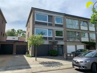 <p><span>Dit appartement bevindt zich in een gezellige woonwijk te Mortsel, niet veraf van het sportcentrum en centrum Mortsel!</span></p><p><span>Het gebouw is voorzien van nieuwe ramen in dubbel glas, en leent zich ideaal voor een alleenstaande of koppel.</span></p><p><span><br /></span><span>INDELING:</span></p><p><span>Het is een rustige woning die verdeeld is in een privé gelijkvloers met 1e verdiep, en het appartement op de tweede verdieping met parkeermogelijkheid.</span></p><p><span>Via de algemene inkom zonder lift kom je boven terecht op de 2e verdieping waar we de woning betreden in de hal met vestiaire. </span></p><p><span>De zonnige woonruimte op laminaat heeft een mooie lichtinval dankzij de hoekligging.</span></p><p><span> </span></p><p><span>De keuken (9m²) gelegen aan de voorzijde is uitgerust met kasten, een dubbele gootsteen, elektrisch kookvuur met oven en dampkap. Andere toestellen zijn zelf mee te brengen. Tevens is hier een aansluiting voorzien voor wasmachine en droogkast</span><span>.</span></p><p><span>In de badkamer met zijraam voor extra daglicht is er een lavabomeubel met spiegel, ligbad met douchescherm en een hangtoilet voorzien.</span></p><p><span> </span></p><p><span>Er zijn twee slaapkamers waarvan één ruime en een kleinere (10.5m²en 8m²), er is géén terras bij het appartement.  </span></p><p><span>Vooraan het gebouw heb je plaats genoeg om gemakkelijk te parkeren, maar er is ook een privé parking op de oprit voorzien. Je kan tevens gebruik maken van een fietsenberging. </span></p><p><span><br /><br /></span><span>NUTTIGE INFORMATIE:</span></p><ul><li><span>Maandelijkse kosten: € 55 (provisie water, minuterie, onderhoud gang en cv ketel).</span></li><li><span>Huurwaarborg: 3 maanden</span></li><li><span>Plaatsbeschrijving € 225 (per partij)</span></li><li><span>Beschikbaar vanaf 1/12/2026</span></li><li><span>EPC: 243 kWh/m²</span></li></ul><p><span> </span></p><p><span>Boek nu zelf ONLINE uw afspraak in. Surf naar het betreffende eigendom op onze website <span>www.habicom.be</span></span><span> en klik op de roze knop 'PLAN EEN BEZOEK'. <br />Kies het moment dat u het beste uitkomt, vul de gevraagde contact gegevens in en klik nadien op verzenden om te bevestigen.</span></p><p><span> </span></p><p><span> </span></p><p><span> </span></p>