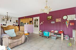 <p><span>Dit aangename gelijkvloers appartement met 2 slaapkamers is gelegen in een kleinschalige residentie en combineert een praktische indeling met een aangename buitenruimte en garagebox. Via de inkomhal, die toegang biedt tot alle vertrekken, komen we aan de voorzijde bij de twee slaapkamers. Centraal in het appartement bevinden zich de badkamer en een ruime berging met aansluitingen voor wasmachine en droogkast. Achteraan bevindt zich de lichtrijke leefruimte met open keuken. Dankzij de grote raampartij geniet deze ruimte van aangenaam veel lichtinval en is er rechtstreeks toegang tot het gezellige tuintje. Een private buitenruimte van dit formaat is een bijzonder mooie troef en eerder zeldzaam bij appartementen. Als bijkomende meerwaarde wordt het appartement samen met een ruime garagebox verkocht. De garage beschikt over een mooie plafondhoogte en voldoende diepte, waardoor ze naast het stallen van een wagen ook extra opbergruimte biedt. Bovendien is het mogelijk om een wagen voor de garagebox te parkeren. De combinatie van twee slaapkamers, een praktische indeling, private buitenruimte en garage maakt dit appartement bijzonder interessant voor starters, koppels of investeerders die op zoek zijn naar een appartement met comfort en parkeermogelijkheden in Vilvoorde.</span></p><p><span> </span></p>