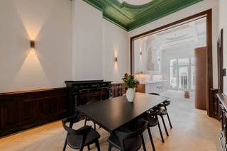 <h4>ChatGPT zei:</h4>
<div><span></span>
<div>
<div>
<h2>Français</h2>
<p>Superbe maison de maître historique idéalement située dans le quartier branché d’Anvers-Sud, à proximité de la Marnixplaats et du KMSKA, et à deux pas des écoles, musées, restaurants et commerces. Grâce à son excellente accessibilité, le centre-ville est rapidement accessible à pied ou en transports en commun, tandis que les autoroutes E19 et A12 sont également facilement accessibles.</p>
<p>Cette imposante maison de maître datant de 1882 est construite dans un style néoclassique et regorge d’éléments authentiques tels que des sols et cheminées en marbre, des moulures, de hauts plafonds, des parquets, des portes d’origine et des vitraux. Son agencement bien pensé et son abondante lumière naturelle offrent un confort de vie contemporain. Derrière la façade se cache une habitation entièrement rénovée. En bref : un véritable joyau prêt à emménager, en plein cœur du Zuid !</p>
<p>Le rez-de-chaussée se compose d’un vaste espace de vie ouvert, avec à l’avant un salon doté d’une cheminée authentique, une salle à manger au centre et, à l’arrière, une cuisine ouverte donnant accès à une terrasse ensoleillée et à une cour intérieure agrémentée d’une fontaine décorative. La propriété dispose également d’une dépendance unique avec une grande cheminée ouverte, idéale pour l’exercice d’une profession libérale ou pour un cabinet à domicile. Cette dépendance est également accessible depuis le hall d’entrée.</p>
<p>L’entresol accueille une buanderie avec placards intégrés et raccordements pour lave-linge et sèche-linge.</p>
<p>Le premier étage comprend deux vastes pièces occupant toute la largeur de la maison, toutes deux équipées de placards sur mesure. Cet étage se prête parfaitement à l’aménagement d’une salle TV, d’un salon formel, d’un bar ou d’une bibliothèque.</p>
<p>Le deuxième étage abrite la chambre principale avec dressing attenant et une luxueuse salle de bains en marbre équipée d’une baignoire, d’une douche et de toilettes séparées.</p>
<p>Le troisième étage compte encore deux chambres à part entière, toutes deux dotées de placards sur mesure, ainsi qu’une salle de bains séparée avec douche à l’italienne et toilettes.</p>
<p>Enfin, le quatrième étage offre une spacieuse quatrième chambre.</p>
<p>La maison est entièrement sous-solée et dispose de plusieurs espaces de rangement pratiques. Depuis la dernière cave, un accès mène également au jardin de ville.</p>
</div>
</div>
</div>