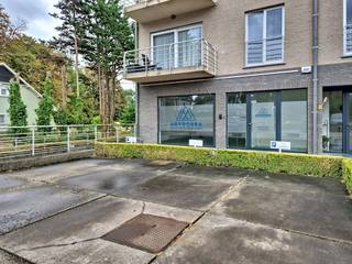 Dit moderne kantoor (192 m²) geniet een uitstekende en strategische ligging langs de N9 in Melle. Dankzij deze toplocatie is het kantoor bijzonder vlot bereikbaar en geniet het bovendien van een hoge visibiliteit en passage.<br /><br />Voor het gebouw zijn ruime parkeermogelijkheden voorzien, beschikbaar mits een meerprijs. Daarnaast bevindt zich een bushalte vlak voor de deur, waardoor zowel medewerkers als klanten het kantoor eenvoudig met het openbaar vervoer kunnen bereiken.<br /><br />De kantoorruimte wordt gekenmerkt door grote raampartijen die zorgen voor een aangename hoeveelheid natuurlijk licht in de verschillende ruimtes. Aan de achterzijde beschikt het kantoor bovendien over een terras met een prachtig zicht op het omliggende groen, wat zorgt voor een rustige en aangename werkomgeving.<br /><br />Oppervlakte:<br />Kantoor (gelijkvloers): 192 m²<br /><br />Specificaties:<br />- Bouwjaar: 2005<br />- Renovatiejaar: 2022<br />- Onthaal<br />- Burelen/consultatieruimtes<br />- Meetingroom<br />- Sanitair (d/h)<br />- Ingerichte keuken <br />- Alarmsysteem<br />- Verhoogde vloer <br />- Warmtepomp (koeling en verwarming)<br />- Hoogrendementsbeglazing<br />- Aparte tellers<br />- Zonnepanelen<br /><br />Beschikbaarheid: <br />Onmiddellijk beschikbaar.<br /><br />Hebt u interesse in dit kantoor te huur in Melle? Neem zeker contact op via 09 245 35 35 of business.gent@dewaele.com