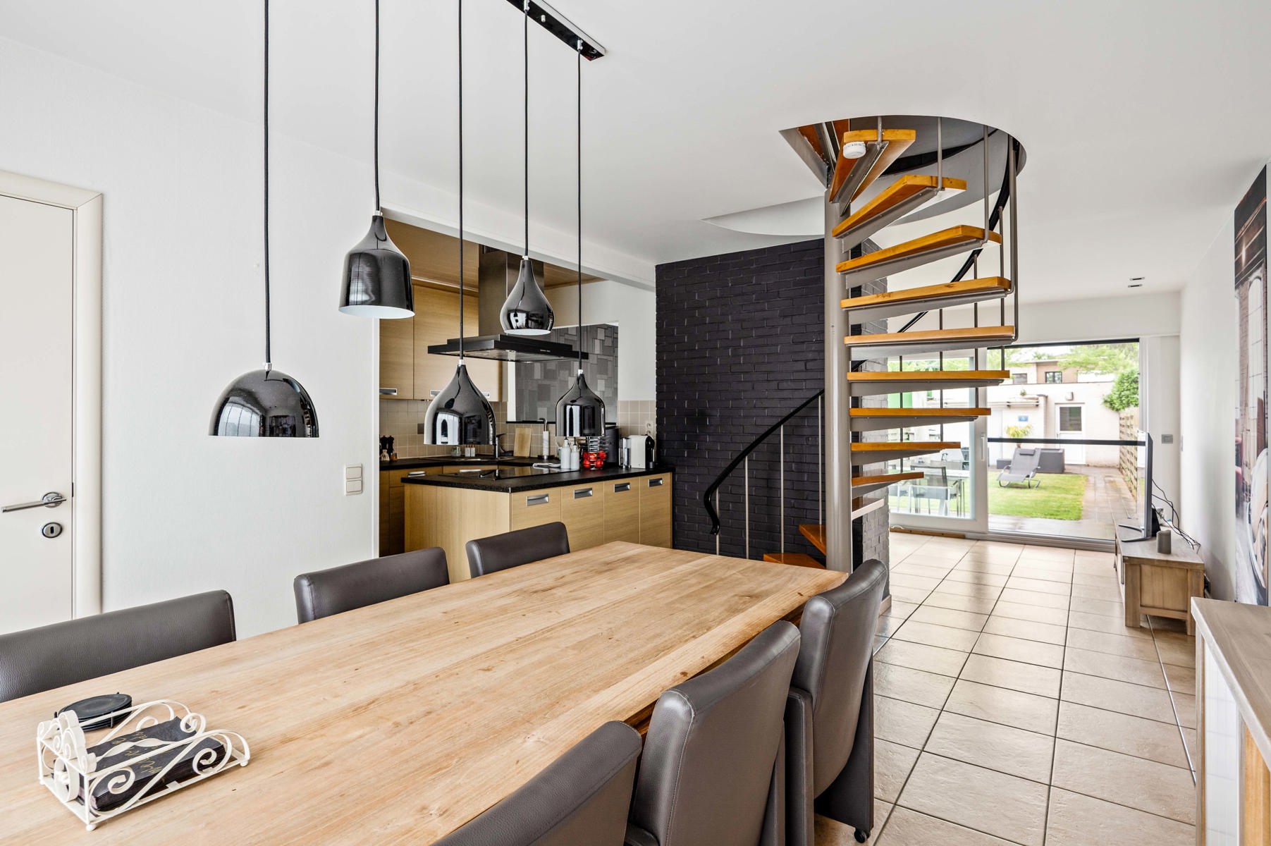 Gelijkvloers wonen met twee achterliggende garageboxen + oprit - foto 5