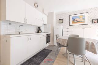 Uitermate aangename, bemeubelde studio met slaaphoek te huur op jaarbasis in de residentie Apollo 2, centraal gelegen te Nieuwpoort-Bad.<br />Ideaal voor al wie wil genieten van wat deze bruisende badstad te bieden heeft.<br />De studio kan zowel als vaste woonplaats of als tweede verblijf gehuurd worden.<br />75 EUR voorschot op de syndicuskosten (voorschot water incluis) per maand.<br />EPC = 195 = label B