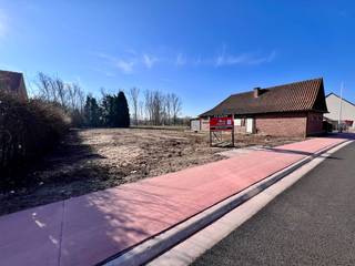 Deze bouwgrond van 9 are 82 ca voor open bebouwing is gelegen in de Linkhoutstraat te Lummen. Dankzij deze centrale ligging zijn omliggende...