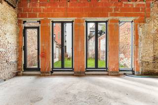 <p><span>In de Provinciestraat, op een centrale en goed bereikbare locatie in Antwerpen, vinden we deze casco </span><span>atelier</span><span> van ca. 65 m², gelegen in een kleinschalig renovatieproject.</span></p><p><span> </span></p><p><span>Het betreft een polyvalente ruimte die zich perfect leent voor verschillende invullingen zoals kantoor, praktijkruimte of nichehandel. Dankzij de casco staat krijgt de koper hier de unieke kans om het pand volledig naar eigen wensen en noden in te richten. </span><span>afwerking door de eigenaar is mogelijk</span><span>.</span></p><p><span> </span></p><p><span>De ruimte bevindt zich volledig apart in de </span><span>achterbouw </span><span>van het perceel, los van het hoofdgebouw. Dit zorgt voor een uitzonderlijk rustige en private werkomgeving. Bovendien beschikt de unit over een privatieve tuin, een absolute meerwaarde voor wie werk en </span><span>buitenruimte</span><span> wil combineren.</span></p><p><span> </span></p><p><span>Daarnaast is er een </span><span>fietsenstalling</span><span> voorzien binnen het gebouw, wat het pand extra praktisch maakt voor zowel gebruikers als bezoekers.</span></p><p><span> </span></p><p><span>Een bijkomende troef is de mogelijkheid om de verdere afwerking te laten uitvoeren door de eigenaar. Dit biedt flexibiliteit en comfort voor kopers die op zoek zijn naar een </span><span>afgewerkt</span><span> geheel zonder zelf het volledige traject te moeten coördineren.</span></p><p><span> </span></p><p><span>Het gebouw onderging een grondige renovatie, met een </span><span>nieuw dak en gevelisolatie.</span><span> De unit zelf wordt casco aangeboden, waardoor zowel eindgebruikers als investeerders hier een project op maat kunnen realiseren.</span></p><p><span> </span></p><p><span>Volgens het EPC (niet-residentieel) beschikt de unit momenteel over een energielabel F. Dit is voornamelijk te verklaren door het feit dat er vandaag </span><span>nog geen verwarmings-, ventilatie- of vaste installaties aanwezig zijn</span><span> . Aangezien de ruimte casco wordt aangeboden, krijgt de koper net de mogelijkheid om vanaf nul te werken en meteen te kiezen voor energie-efficiënte technieken en installaties. Hierdoor kan het energieverbruik bij afwerking aanzienlijk geoptimaliseerd worden en kan er perfect ingespeeld worden op de huidige normen en persoonlijke noden.</span></p><p><span> </span></p><p><span>Indeling</span></p><p><span>-volledig aparte entiteit in de achterbouw</span></p><p><span>-privatieve tuin</span></p><p><span>-fietsenstalling aanwezig</span></p><p><span>-polyvalente invulling mogelijk (kantoor / praktijk / handel)</span></p><p><span>-mogelijkheid tot afwerking door de eigenaar</span></p><p><span> </span></p><p><span>Algemeen gebouw</span></p><p><span>-kleinschalig renovatieproject </span></p><p><span>-vernieuwd gebouw</span></p><p><span>-casco oplevering</span></p><p><span> </span></p><p><span>Troeven</span></p><p><span>-volledig aparte en rustige ligging in de achterbouw</span></p><p><span>-privatieve tuin</span></p><p><span>-mogelijkheid tot afwerking op maat via eigenaar</span></p><p><span>-fietsenstalling</span></p><p><span>-centrale ligging in Antwerpen</span></p><p><span>-geschikt voor verschillende invullingen</span></p><p><span>-interessant voor eigen gebruik of </span><span>investering</span></p><p><span> </span></p><p><span>Ben jij geïnteresseerd in deze commerciële ruimte in Antwerpen, ben je op zoek naar ander vastgoed of wens je de waarde van jouw eigendom te kennen? Dan ben je bij BOLT immo aan het juiste adres! Wij helpen jou graag verder.</span></p>