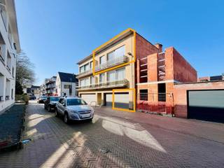 Dit appartement bevindt zich op de tweede verdieping (zonder lift) in een rustige straat in het centrum van Kontich aan het Gemeentepark.  Werkelijk een voortreffelijke locatie op wandelafstand van het centrum van Kontich met leuke winkels, horeca en het Altena, Abraham Hans &amp; St. Jozef Instituut vlakbij. Een ideale locatie voor zowel jonge starters die alles binnen handbereik willen, als voor investeerders die op zoek zijn naar een zorgeloze verhuur.  Het appartement is momenteel al verhuurd aan een huurder die er graag wil blijven wonen, een buitenkansje dus voor mensen die hun geld willen herbeleggen van de wispelturige beurs naar standvastige vastgoed !<br /><br />de Huisleverancier verwelkomt je aan de inkomdeur van het gebouw met een beperkt aantal mede-eigenaars.  We laten je eerst even de staanplaats in de gedeelde garagebox bekijken, deze is inbegrepen in de verkoopprijs.  Daarna passeren we nog eerst even op het gelijkvloers langs de praktische private bergruimte vóór we naar het appartement gaan. <br /><br />We betreden het appartement en bevinden ons in de inkomhal die toegang verleent tot alle kamers.  Eerst nemen we een kijkje aan de voorzijde van het appartement.  Hier is de zeer ruime leefruimte met open keuken, de grote raampartijen zorgen voor een mooie lichtinval.  De keuken is volledig uitgerust.<br /><br />Aan de achterzijde van het appartement liggen de twee grote slaapkamers en de ruime bureau (met doorgeeflicht).  De volledig vernieuwde badkamer met inloopdouche ligt centraal.<br /><br />Het appartement (en gebouw) werden in 2023 volledig vernieuwd waardoor je binnen korte termijn geen kosten hoeft te verwachten... Ook is er wegens het beperkt aantal mede-eigenaars geen maandelijkse provisie te betalen voor de gemene delen.<br /><br />Dit is niet wat je zoekt ? Al gehoord van AANKOOPBEGELEIDING ?   Wij zoeken, bezoeken en onderhandelen mee met jou voor eigendommen die worden aangeboden door particulieren, andere makelaars of eigendommen die zelfs (nog) niet te koop staan?<br />Vraag meer informatie over aankoopbegeleiding via welkom@dehuisleverancier.be of 0489/069.000<br /><br />de Huisleverancier : Persoonlijk, voor iedereen Service, Kwaliteit en Vertrouwen !<br /><br />EPC :  239 kWh/m2 (Label C)<br />Stedenbouwkundige inlichtingen in aanvraag<br />Waterinfo : P-Score = A, G-Score = A
