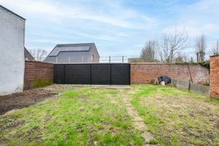 Bent u op zoek naar een solide vastgoedinvestering met een onmiddellijk rendement? Dan is deze opbrengsteigendom in het hart van Oudenburg beslist een buitenkans. Het gebouw, opgericht in 1983 op een perceel van 265 m², omvat vijf verhuurde appartementen en een garage met de gemeenschappelijke verwarmingsinstallatie. Dankzij de volledige verhuur geniet u vanaf de akte van een maandelijkse huuropbrengst van € 3.371,72.<br /><br />Het gebouw bestaat uit 5 appartementen met terras en tuin op het gelijkvloers en 1 of 2-slaapkamer appartementen. Tevens ruime garage aanwezig en zolder. Blanco keuringen elektriciteit! EPC's op kantoor aanwezig. <br /><br />Een uitstekende opportuniteit voor investeerders die op zoek zijn naar een goed onderhouden opbrengsteigendom met stabiele huurinkomsten en een sterke ligging.<br /><br />Contacteer ons vandaag nog voor meer informatie of een bezoek ter plaatse.