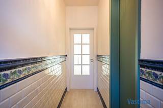 Ben je op zoek naar een woning waar je zó kan intrekken, zonder zorgen? Deze charmante woning kreeg in 2024/2025 een grondige opfrisbeurt en is helemaal klaar om haar nieuwe eigenaar te verwelkomen. <br /><br />Je wordt ontvangen in een aparte inkomhal die leidt naar de ruime, gezellige woonkamer met authentieke schouwmantel. Aansluitend vind je de volledig geïnstalleerde keuken, uitgerust met alle toestellen en een lichtkoepel die zorgt voor een overvloed aan natuurlijk licht. De badkamer is voorzien van douche, wastafel en toilet. Via de veranda bereik je het aangelegde terras en de onderhoudsvriendelijke tuin, waar je heerlijk kan genieten van de zon.<br /><br />Boven zijn er 2 slaapkamers. De vaste trap leidt naar de ruime zolderkamer ( +/- 37 m²), die je kan inrichten als extra slaapkamers, thuiskantoor of hobbyruimte. <br /><br />De garage, uitgerust met sectionale poort, maakt het plaatje compleet.<br /><br />EPC label B / Zuidwestoriëntatie / Elektriciteit conform / CV op aardgas / Dubbele beglazing / Gunstig KI: €542 … instapklaar.<br /><br />In de Aalsterse stadsrand woon je hier op fiets- en wandelafstand van het bruisende centrum, parken, winkels en scholen. Bovendien geniet je van een uitstekende bereikbaarheid dankzij de nabijheid van verbindingswegen, de E40 en omliggende gemeenten. 