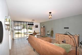 Ruim & instapklaar appartement met 2 slaapkamers, NW-georiënteerd terras en ondergronds: autostaanplaats alsook berging.<br /><br /><strong> INDELING</strong><br />Dit appartement is gelegen op het gelijkvloers verdiep van een kleinschalige residentie.<br />Gelegen in het centrum van het dorp, op wandelafstand van winkels en horeca.<br />Het appartement bestaat uit een inkomhal, voorzien van vestiaire ruimte. Deze verleent directe toegang tot het apart toilet alsook de bergruimte met aansluiting voor wasmachine- en droogkast (3m²).<br /><br />Verder treffen we de ruime leefruimte met bijzonder veel lichtinval (31m²) & aansluitend de keuken. Deze is uitgerust met volgende toestellen: keramisch kookvuur inclusief afzuigkap, microgolfoven, vaatwasmachine, een ijskast en een dubbele spoelbak. <br /><br />Via de nachthal treft men de 2 slaapkamers (11,6m² - 17,7m²) waarvan de grootste slaapkamer toegang verleent tot het ruim, NW-georiënteerd terras van maar liefst 29m².<br />De badkamer is uitgerust met een douchecabine, enkele lavabo, spiegel- en opbergkasten. <br /><br />Tenslotte behoort er in de kelder nog aan autostaanplaats alsook ruime berging voorzien van elektriciteit (14m²) tot het appartement.<br /><br /><strong> EXTRA<br />ONMIDDELLIJK BESCHIKBAAR</strong><br />Gemeenschappelijke kosten: 50,00 EUR/maand (forfait)<br />Gunstig EPC: 205 kWh/m²(jaar)<br />CV op gas<br />Gedeeltelijk voorzien van armaturen, raamdecoratie alsook vliegenramen<br />Kosten van de nutsvoorzieningen (water, gas, elektriciteit...) neemt de huurder voor zijn/ haar rekening<br /><strong> BESCHIKBAAR VANAF 01 NOVEMBER 2026<br /><br /></strong><strong> Aansluitingskosten met betrekking tot de nutsvoorzieningen vallen ten laste van de huurder(s)<br /><br />BEZICHTIGINGEN ZIJN UITSLUITEND MOGELIJK VIA EEN DIGITALE AANVRAAG<br />Wenst u deze woning te bezichtigen? Klik dan op de knop ‘Maak een afspraak’ en dien uw aanvraag online in. Na ontvangst van uw aanvraag nemen wij via e-mail contact met u op om u verder te informeren over een mogelijk bezichtigingsmoment.<br /></strong>