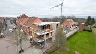 <span><span>Residentieel wonen in het centrum van <strong>Westrozebeke</strong> vlakbij Roeselare & Staden.<br /><br /><strong>Residentie GILDHOF</strong> is een kleinschalig én zeer energiezuinig nieuwbouwproject bestaande uit <strong>3 appartementen, 6 garages en 2 woningen</strong>. Het betreft telkens 3 ruime en lichtrijke drieslaapkamerappartementen, gelegen op een unieke en centrale ligging in de schaduw van de kerk.<br /><br />Comfort, energiezuinigheid, kwaliteit en centrale ligging zijn de eigenschappen van deze residentie. <br /><br />Tijdens de ontwerpfase werd veel aandacht geschonken aan enerzijds de energiezuinigheid en anderzijds het wooncomfort van de bewoners:</span></span>
<ul>
<li><span><span>Praktische indeling;</span></span></li>
<li><span><span>veel lichtinval;</span></span></li>
<li><span><span>optimale oriëntatie;</span></span></li>
<li><span><span><strong>tuin of ruim terras</strong>;</span></span></li>
<li><span><span>...</span></span></li>
</ul>
<span><span>Op deze manier is het zowel binnen als buiten aangenaam vertoeven in deze residentie.<br /><br />Op het gelijkvloers zijn er tevens ook 6 garageboxen voorzien. Telkens met een afmeting van +- 3.00 m x 5.74 m. Allen zijn ze voorzien van een <strong>geautomatiseerde sectionaalpoort</strong>.</span><br /><br /><span>De moderne lijn van het gebouw en de keuze van materialen (waarbij de nodige aandacht werd besteed aan duurzaamheid, door recup van bestaande bakstenen/gevelstenen) zorgen voor een hedendaagse en tijdloze uitstraling waarbij energiezuinigheid en kwaliteit hoog in het vaandel worden gedragen.</span></span><br /><br /><span><span>De 3 appartementen hebben bewoonbare oppervlaktes variërende van 113 m² tot 128 m². De 2 woningen beschikken over woonoppervlaktes inclusief zolder van respectievelijk 174 m<sup>2</sup> en 181 m<sup>2</sup>. Zowel voor wie op zoek is naar een ruim drieslaapkamerappartement of voor wie droomt van een comfortabele nieuwbouwwoning zijn er dus mogelijkheden binnen ons aanbod.<br /><br />Alle appartementen en woningen in Residentie Gildhof zijn uitgerust met de <strong>nieuwste energiezuinige technieken</strong>, nl. <strong>vloerverwarming in combinatie met warmtepomp (lucht/water)</strong>. Hierdoor geniet u heel het jaar door over een aangenaam binnenklimaat. Ieder appartement en woning zal beschikken over een <strong>privatieve regenwaterput </strong>van 5.000 L tot 7.500 L, alsook over zijn eigen <strong>fotovoltaïsche zonnepanelen</strong> op het dak van de residentie. Voor de afwerking (materiaalkeuzes) heeft de bouwheer voldoende budget voorzien zodat u als koper kan genieten van mooie keuzes bij de leveranciers. Het lastenboek en de lijst van de leveranciers zijn te verkrijgen bij de makelaar. </span><strong><em><span>Uiteraard kan alles volledig op maat van de wensen van de klant afgewerkt worden. </span></em></strong><br /><br /><span>Ideaal voor wie op zoek is naar een vaste woonplaats, een tweede verblijf of een veilige investering met groeiende meerwaarde. Kom langs op ons kantoor en ontvang een unieke verkoopbrochure van Residentie 'Gildhof'.<br /><br /><strong>!! Aankoop aan het voordeel-tarief van 6% is mogelijk !! </strong>- << onder voorwaarden >><br /><br />De oplevering van dit nieuwbouwproject is voorzien in het najaar van 2026 (onder voorbehoud).</span></span><br /><br /><span><span>Bent u op zoek naar een prachtig en ruim appartement met 3 slaapkamers gelegen in een kleinschalige residentie of een stijlvolle, comfortabele nieuwbouwwoning? Plan dan snel uw afspraak! Contacteer ons op het nummer <strong>051 50 11 51</strong> of mail naar <strong>diksmuide@diksimmo.be</strong>. Wij komen ook met plezier tot bij u langs voor een persoonlijke uitleg en voorstelling van het project.</span></span>