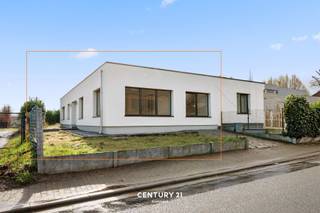 *** Instapklare bungalow te Pellenberg ***Deze lichtrijke halfopen bebouwing is gelegen in de gegeerde Langelostraat in Pellenberg, op een perceel...