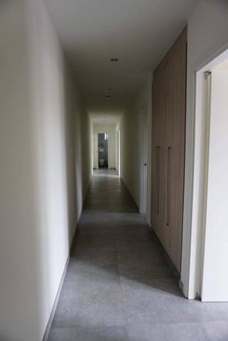 het pand omvat de volgende ruimtes: Inkomhal met afzonderlijk toilet, woonkamer met aanpalend ruim hoekterras, open ingerichte keuken met toestellen, berging, twee slaapkamers, ingerichte badkamer met ligbad, dubbele lavabo met badkamermeubel, douche en toilet, centrale verwarming op aardgas, ventilatiesysteem. Private garagebox 10 ondergronds is inclusief.