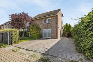 <p><span>Immo Pické biedt U deze recente en instapklare woning uit 2012 aan, gelegen in Sint-Pieters-Leeuw. De woning geniet bovendien van een gunstige ligging, in de onmiddellijke nabijheid van scholen, winkels, openbaar vervoer en belangrijke verbindingswegen. </span><span>U wordt verwelkomd in een inkomhal met een apart gastentoilet. Aansluitend bevindt zich de ruime en lichtrijke woonkamer met een open, volledig geïnstalleerde keuken. Naast de keuken is er een praktische berging, ideaal voor extra stockage en eveneens geschikt als wasplaats. </span><span>Op de eerste verdieping bevindt zich de nachthal met toegang tot drie slaapkamers, waarvan twee voorzien zijn van ingebouwde kasten. Daarnaast beschikt deze verdieping over een uitgeruste badkamer met ligbad, aparte douche en toilet. </span><span>Op de tweede verdieping bevindt zich nog een ruime vierde slaapkamer, aangevuld met een praktische zolderberging. </span><span>Het perceel is volledig omheind en beschikt over een elektrische poort aan de oprit. Buiten beschikt de woning over een aangenaam terras met een onderhoudsvriendelijke tuin en een ruime tuinberging. Daarnaast zijn er voor de woning meerdere autostaanplaatsen voorzien. De woning zal uiterlijk één maand na het verlijden van de akte vrij van gebruik zijn.<br /></span>Bijkomende troeven: EPC-label A, conforme elektrische installatie, 18 zonnepanelen, centrale verwarming op gas, warmtepompen, ventilatiesysteem, rolluiken, zonnetent en alarmsysteem.</p>
<p><span>Wenst u meer informatie of een bezoek aan deze woning? Aarzel dan zeker niet om ons te contacteren!</span></p>