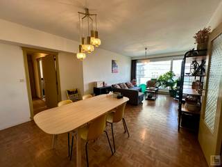 <strong>!! PLAN NU ONLINE UW BEZOEKAFSPRAAK VIA DE WEBSITE VAN IMMOBOSS !!</strong><br /><br />Dit zeer centraal gelegen 2-SLPK appartement (90m²) mét groot terras (14m²) bevindt zich op de 16de verdieping van Residentie "Ter Leie" en is uitstekend gelegen in de onmiddellijke nabijheid van openbaar vervoer, talrijke winkels &amp; bevindt zich op fietsafstand van het historisch stadscentrum.<br />Dit INSTAPKLAAR appartement omvat: inkomhall (3m²), ruime &amp; lichtrijke leefruimte (28m²) voorzien van een parketvloer, geïnstalleerde keuken (7,5m² - dubbele spoelbak/oven/inductie kookplaat/dampkap), hall (4m²) met praktische ingemaakte opbergkast, apart toilet (1m²), badkamer (4m² - ligbad met douchemogelijkheid, bidet en lavabo) én 2 slaapkamers (10m² &amp; 16m²). Tevens beschikt dit appartement over een aangenaam RELAX-TERRAS (14m²) mét prachtig zicht op het aangelegde stadspark “Groene Vallei”, de Leie &amp; de Gentse binnenstad!<br /><br />EPC: 93 kWh/m² jaar ( A label)<br /><br />HUURPRIJS = € 875 + 150 provisie voor verwarming, water, onderhoud gebouw, syndic,... met jaarlijkse afrekening)! Excl. verbruik elektriciteit.<br /><br />Contract van lange duur<br /><br />Vrij vanaf 01/04/2026<br /><br />DOMICILIE VERPLICHT wegens huurcontract hoofdverblijfplaats<br /><br /><strong>!! PLAN NU ONLINE UW BEZOEKAFSPRAAK VIA DE WEBSITE VAN IMMOBOSS !!</strong><br /> 