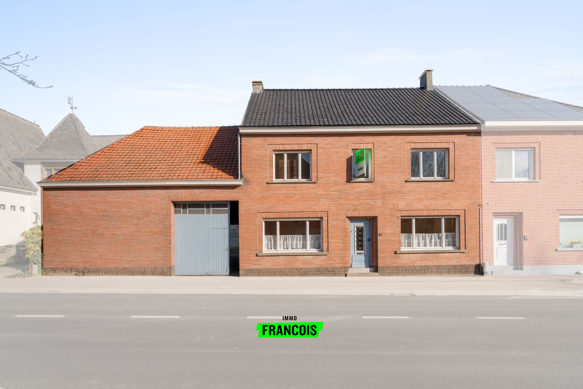 Te renoveren woning met atelier en ruime garage in centrum Oosterzele! - foto 1