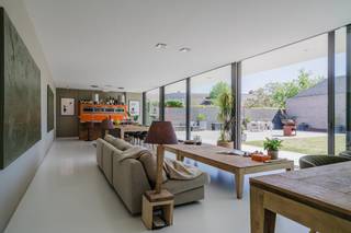 Bij het betreden van de woning valt direct de enorme glaspartij op. Met een lengte van maar liefst 30 meter en een perfecte zuid-oriëntatie, wordt...