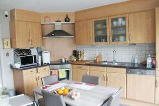 Deze ruime half-open bebouwing is gelegen in het hartje van Oostnieuwkerke. Dichtbij scholen, winkels,.. De woning bestaat uit een inkom, toilet, ruime lichtrijke living, open ingerichte keuken, berging, 3 slaapkamers, ruime badkamer (met bad, douche en dubbele lavabo), zolder, tuin met ruim terras, dubbele garage. <br />(EPC uc 95419 - score: 144 kWh/m²)