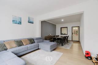 Op zoek naar een rustig gelegen woning met veel ruimte en maar liefst vijf slaapkamers? Dan is deze halfopen bebouwing precies wat je zoekt.<br /><br />Deze woning bevindt zich in het groene Heurne en combineert een rustige ligging met een uitstekende bereikbaarheid. Dankzij de nabijgelegen N60 bereik je vlot Oudenaarde en Gent. Ook voor fietsers is de locatie ideaal: het jaagpad langs de Schelde ligt vlakbij en biedt een aangename verbinding naar de omgeving.<br /><br />Indeling<br />-GLV: Via de ruime inkomhal kom je terecht in de grote leefkeuken. Aansluitend bevindt zich de lichtrijke woonkamer, waar je volop geniet van natuurlijk daglicht. Achter de keuken ligt een zeer ruime berging die momenteel als slaapkamer wordt gebruikt. Verder beschikt het gelijkvloers over een eerste badkamer, een garage en meerdere praktische bergingen in de tuin.<br /><br />-1stV: De nachthal geeft toegang tot vijf volwaardige slaapkamers en een tweede badkamer.<br /><br />-2deV: Via een vaste trap bereik je de ruime zolder, die tal van mogelijkheden biedt voor extra opslagruimte of verdere inrichting.<br /><br />Kortom, deze woning biedt een uitzonderlijke hoeveelheid ruimte op een rustige locatie. Een ideale thuis voor wie comfortabel wil wonen met alle voorzieningen binnen handbereik.<br /><br />Interesse? Plan vandaag nog je bezoek en ontdek zelf alle troeven van deze woning.
