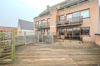 Ruim 2-slaapkamer appartement te koop gelegen op de eerste verdieping te centrum Gistel, langs de Stationsstraat. Indeling: - inkomhal- berging...