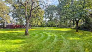<p>Sommige woningen voelen meteen als thuiskomen. Deze bijzondere architectuurwoning in Koersel combineert ruimte, comfort, licht en karakter met een uitzonderlijk groene omgeving. Gelegen op een riant perceel van maar liefst 58 are, geniet je achteraan van een prachtig zicht op hoge bomen, een rustgevende tuin. Een plek waar het dagelijkse leven moeiteloos aanvoelt als vakantie.<br /><br /></p>
<p>De woning beschikt over een woonoppervlakte van ca. 164 m² en is volledig instapklaar. De speelse architectuur met talrijke in- en uitsprongen, grote raampartijen en veel natuurlijke lichtinval zorgt voor een uniek en sfeervol geheel.<br /><br /></p>
<p>Ook qua comfort heeft deze woning heel wat te bieden. Vloerverwarming doorheen de woning, airconditioning en een EPC-label C zorgen voor een aangenaam leefklimaat. De elektrische installatie is volledig conform.<br /><br /></p>
<p>De praktische indeling omvat drie slaapkamers en een inpandige garage. Een absolute meerwaarde is de aparte tuinkamer, momenteel ingericht als trimsalon voor honden, maar perfect bruikbaar als hobbyruimte, bureau, praktijkruimte of extra leefruimte.<br /><br /></p>
<p>Achter de woning bevindt zich de echte blikvanger: een indrukwekkend groen perceel van 60 are, met hoge bomen, volop privacy en een beek die het geheel een bijzonder rustgevend karakter geeft. Hier geniet je van ruimte, natuur en een heerlijk vakantiegevoel, gewoon in je eigen tuin.<br /><br /></p>
<p>Pluspunten:<br />- Architectuurwoning met karaktervolle, speelse vormgeving<br />- 164 m² woonoppervlakte<br />- Riant perceel van 58 are<br />- Prachtige groene tuin met hoge bomen<br />- Veel natuurlijke lichtinval<br />- 3 slaapkamers<br />- Vloerverwarming doorheen de woning<br />- Airconditioning<br />- EPC-label C<br />- Elektrische installatie conform<br />- Inpandige garage<br />- Aparte tuinkamer met diverse gebruiksmogelijkheden<br />- Volledig instapklaar<br /><br /><br />Maatregelen opgenomen in het Maatregelenregister: nee<br /><br /></p>
Een unieke combinatie van architectuur, comfort, privacy en natuur. Een woning met karakter, op een plek waar rust en ruimte centraal staan