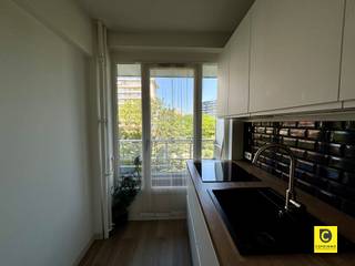 <p><span>Appartement de 1 chambre avec terrasse, prêt à être emménagé, dans un emplacement central !</span></p><p><span>Cet appartement</span><span><sup>du 5ème étage</sup></span><span> se trouve à quelques pas des magasins, des transports publics, des écoles et des parcs. </span></p><p><span>En voiture, vous êtes immédiatement sur l'autoroute en direction d'Anvers, Malines et Bruxelles.</span></p><p><span> </span></p><p><span>L'appartement se compose comme suit : </span></p><p><span> </span></p><p><span>Hall d'entrée, espace de vie &amp; cuisine : </span></p><p><span>Vous entrez dans l'appartement par le hall d'entrée pratique avec une armoire encastrée et un vidéophone. </span></p><p><span>Il y a également un placard équipé d'un lave-linge et d'un sèche-linge. </span></p><p><span>L'espace de vie est recouvert de parquet dans tout l'appartement. Grâce aux grandes fenêtres, vous bénéficiez d'une lumière naturelle abondante. </span></p><p><span>La cuisine est équipée d'une hotte aspirante, d'un réfrigérateur et d'un congélateur, d'un four combiné, d'un lave-vaisselle et d'un espace de rangement supplémentaire. </span></p><p><span> </span></p><p><span>Chambre à coucher, salle de bains &amp; toilettes : </span></p><p><span>La chambre à coucher offre plusieurs possibilités de décoration.</span></p><p><span>La salle de bains est équipée d'une douche à l'italienne, d'un double lavabo et d'un sèche-serviettes. </span></p><p><span>Les toilettes sont logées séparément.</span></p><p><span> </span></p><p><span>Terrasse &amp; sous-sol : </span></p><p><span>La terrasse de la chambre est accessible par l'espace de vie et la chambre à coucher ! </span></p><p><span>Une cave privée est incluse. </span></p><p><span> </span></p><p><span>Loyer, frais &amp; disponibilité : </span></p><p><span>Loyer</span><span>: €</span> 880<span>,00/mois</span></p><p><span>Frais de mise à disposition mensuels</span><span>: 170,00 euro (Comprend le chauffage central au gaz et l'eau) </span></p><p><span>Disponibilité : </span><span>Immédiatement </span></p><p><span> </span></p><p><span> </span></p>
