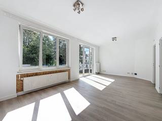 Saint-Gilles, Entre la chaussée de Charleroi, l'Avenue Louise et la place du Chatelain, appartement rénové de ±70m² au 2ème étage. Il comprend un...