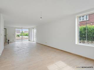 NOG 50% BESCHIKBAAR.(2 woningen van de 4 zijn nog beschikbaar) Volledig afgewerkte nieuwbouwwoning met 4 slaapkamers op ruim perceel van 5a43 nabij centrum Opglabbeek<br /><br />Deze moderne en energiezuinige nieuwbouwwoning wordt volledig afgewerkt volgens lastenboek, met inspraak in de afwerking en materiaalkeuzes. Gelegen op een ruim perceel van 5a43, geniet u hier van comfortabel wonen op een rustige locatie vlakbij het centrum van Opglabbeek.<br /><br />De woning beschikt over een lichtrijke leefruimte dankzij de grote raampartijen en een open indeling die zorgt voor een aangenaam ruimtegevoel.<br /><br />Indeling gelijkvloers:<br />Inkomhal met gastentoilet, ruime leefruimte met open keuken, praktische berging en aparte wasplaats.<br /><br />Eerste verdieping:<br />3 ruime slaapkamers, dressing en een volledig ingerichte badkamer.<br /><br />Tweede verdieping:<br />Ruime polyvalente zolderruimte met mogelijkheid tot extra slaapkamer, bureau of hobbyruimte.<br /><br />Troeven van deze woning:<br /><br />* Volledig afgewerkt volgens lastenboek<br />* Mogelijkheid tot keuze van materialen en afwerking<br />* Ruim perceel van 5a43<br />* E peil A<br />* Veel natuurlijke lichtinval<br />* 4 slaapkamers mogelijk<br />* Rustige ligging nabij centrum Opglabbeek<br /><br />Prijsopbouw<br /><br />* Grond: €145.000 + 12% = €162.400<br />* Constructie: €254.500 + 21% = €307.945<br /><br />Totaal excl. btw: €399.500<br />Totaal incl. btw: €470.345<br />(excl ereloon notaris en nutsvoorzieningen)<br /><br />Een ideale gezinswoning met ruimte, comfort en moderne afwerking op een uitstekende locatie.