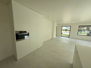 Ruime, volledig gerenoveerde bungalow in een rustige en groene omgeving te Oostende<br /><br />Op zoek naar een ruime gezinswoning waar rust, comfort en ruimte centraal staan? Deze mooie bungalowwoning is gelegen in een bijzonder rustige en aangename buurt van Oostende, omringd door een groene omgeving en voorzien van een leuke tuin.<br /><br />De woning werd recent volledig gerenoveerd en biedt dankzij de gelijkvloerse indeling en royale ruimtes een bijzonder aangenaam wooncomfort.<br /><br />Bij het binnenkomen valt meteen de ruime inkomhal op, voorzien van een apart gastentoilet en aparte berging. De woning beschikt over een zeer ruime leefruimte, waar veel natuurlijk licht en gezelligheid samenkomen. Aansluitend bevindt zich de moderne, volledig vernieuwde keuken, praktisch ingericht en voorzien van hedendaags comfort.<br /><br />De bungalow beschikt over maar liefst twee badkamers, wat een groot pluspunt is voor een gezin of wie extra comfort en privacy wenst.<br /><br />Buiten geniet je van een aangename en leuke tuin, ideaal om te ontspannen, kinderen te laten spelen of gezellig te tafelen met familie en vrienden.<br /><br />Dankzij de combinatie van de ruime leefruimtes, recente totaalrenovatie, twee badkamers, moderne keuken en rustige groene ligging is dit een bijzonder interessante gezinswoning voor wie comfortabel en rustig wil wonen in Oostende.<br /><br />