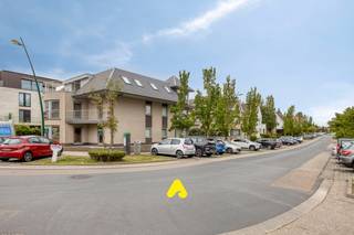 <em><strong>Appartement meublé, prêt à emménager, situé au rez-de-chaussée.</strong></em><br /><br />Idéalement situé au centre de La Panne, à quelques pas de la plage, des restaurants, des commerces et des magnifiques dunes du Houtsaeger. Vous profitez ici d’un parfait équilibre entre tranquillité et vie animée du littoral.<br /><br />Le lumineux séjour avec coin salon et salle à manger s’ouvre sur une cuisine ouverte entièrement équipée.<br /><br />L’appartement dispose de deux chambres :<br />Première chambre avec salle de bains équipée d’une douche, d’un meuble lavabo et de toilettes.<br />Deuxième chambre avec salle de bains équipée d’une douche et d’un meuble lavabo.<br /><br />Vous y trouverez également des toilettes séparées dans le hall d’entrée, un espace de rangement pratique avec raccordement pour une machine à laver ainsi qu’une cave privative.<br /><br /><strong>ATOUTS</strong>
<ul>
<li>Prêt à emménager et meublé</li>
<li>Situation centrale</li>
<li>Bon score PEB</li>
<li>Cave incluse</li>
</ul>
<br />Possibilité d’acquérir un garage dans la résidence.<br />Prix de demande : € 60.000