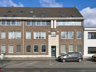 Dit duplexappartement is gelegen in de Kapellestraat te Aartselaar en geniet van een centrale ligging, vlakbij winkels, openbaar vervoer en...