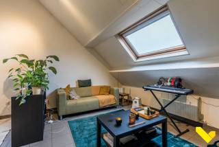 Dit appartement (2e verdiep) in het centrum van Dessel omvat volgende troeven:<br /><br />*Elektrische keuring: conform tot 2049!<br />*EPC: 206 (C-label)<br />*Asbest: geen asbest aanwezig!<br />*54² bewoonbare oppervlakte<br />*keuken, woonkamer, badkamer, 1 slaapkamers.<br />*vrije buitenstaanplaatsen aanwezig voor de wagen<br />*momenteel verhuurd - interessant voor investeerders<br />*gelegen nabij winkels/dorpscentrum/brasserie/bibliotheek/apotheek/etc<br /><br />Wenst u meer info of een vrijblijvende bezichtiging, contacteer dan ons kantoor te Mol op het nummer 014300208.
