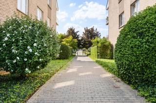 <p>Move-in-ready 1-bedroom apartment in a quiet, prime location near De Gavers!</p><p>Looking for a well-maintained apartment where you can move in right away without any worries? Then this bright, one-bedroom apartment is definitely worth a visit!</p><p>Layout<br />The entryway leads to a practical storage room, followed by the bathroom and the spacious bedroom. At the back is the bright living area with a completely renovated, high-quality, and fully equipped kitchen, where cooking and socializing take center stage.</p><p>Highlights</p><p>* Completely move-in ready<br />* Fully renovated and equipped kitchen<br />* Electrical inspection in compliance with regulations<br />* Favorable EPC<br />* Spacious private storage room in the basement<br />* Parking available right outside the door<br />* Quiet location<br />* Within walking distance of Provinciedomein De Gavers</p><p>A hassle-free apartment in an excellent location, ideal as a primary residence or investment!</p><p>Interested in this move-in-ready apartment? feline@immobeguin.be</p>