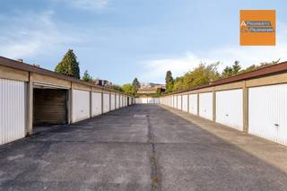 <p><span>Complex van 58  afgesloten garages, allemaal verhuurd.    </span></p><p><span> </span></p><p><span>In een rustige woonwijk van Anderlecht, vlakbij de Mettewie- en Machtenlaan, bieden wij u een lot van 58 zeer goed onderhouden en allemaal verhuurde boxen aan!</span></p><p><span> </span></p><p><span>Rustige ligging binnen een woonblok.</span></p><p><span>Weinig wisseling van huurders en geen leegstand.</span></p><p><span> </span></p><p><span>Huuropbrengst op aanvraag .</span></p><p><span> </span></p><p><span>Toegang vanaf de straat  geautomatiseerd via een telefoongroep. </span></p><p><span>Als de huurder niet betaalt, heeft hij geen toegang meer!</span></p><p><span> </span></p><p><span>Geen kosten voor mede-eigendom!</span></p><p><span> </span></p><p><span>Exploitatievergunning geldig tot 2035 en hernieuwbaar.</span></p><p><span>Elektrische installatie conform.</span></p><p><span>Geen bodemverontreiniging.</span></p><p><span> </span></p><p><span>Een zorgeloze investering waarmee u uw portefeuille kunt diversifiëren. Een kans voor investeerders!</span></p><p><span>We verkopen ook een ander complex van 29 garages in de buurt!</span></p><p><span> </span></p><p><span>Informatie en bezichtigingen op 078 48 47 00 of via info@ap-p.be.</span></p><p><span> </span></p>