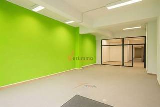 <h3><span>Commerciële ruimte / kantoor of praktijk van ca. 75m² op toplocatie in Merksem</span></h3><p><span>In een zijstraat van de Bredabaan in Merksem, bevindt zich deze veelzijdige commerciële ruimte met een bruikbare oppervlakte van ca. 75m². Dankzij de flexibele indeling en de gunstige ligging biedt dit pand tal van mogelijkheden voor ondernemers, vrije beroepen en investeerders.</span></p><p><span>Het gebouw is opgesplitst in 2 afzonderlijke units beide met eigen inkom. De </span><span>linker unit</span><span> wordt afzonderlijk te koop aangeboden, maar ook de aankoop van het volledige pand behoort tot de mogelijkheden (vraagprijs volledig pand: €278.000).</span></p><p><span>De ruimte leent zich uitstekend voor diverse professionele activiteiten zoals een kantoor, praktijkruimte, schoonheidssalon, showroom, atelier of andere dienstverlenende doeleinden. De open indeling maakt het bovendien mogelijk om de inrichting volledig af te stemmen op uw eigen behoeften.</span></p><h3><span>Troeven</span></h3><ul><li><span>Commerciële ruimte van ca. 75m² </span></li><li><span>Flexibel in te richten voor diverse activiteiten </span></li><li><span>Interessant voor eigen gebruik én als investering </span></li><li><span>Zijstraat van de bruisende de Bredabaan </span></li><li><span>Vlotte verbinding naar Antwerpen en belangrijke invalswegen </span></li><li><span>Winkels, horeca en openbaar vervoer op wandelafstand </span></li></ul><p><span>Dankzij de centrale ligging in Merksem geniet u van een uitstekende bereikbaarheid en een sterke commerciële omgeving. Een ideale opportuniteit voor wie op zoek is naar een pand met veel potentieel en diverse gebruiksmogelijkheden.</span></p><p><span>Interesse?</span><span><br />Contacteer ons voor meer informatie of een bezoek ter plaatse.</span></p><p><span>Verlimmo Vastgoed</span><span> <span>www.verlimmo.be</span></span></p>