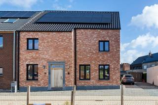 Moderne halfopen bebouwing te koop in Branst – energiezuinig en instapklaarIn een rustige buurt nabij de Scheldedijk bevindt zich deze recente en...