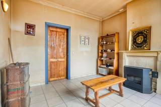 Deze woning is gunstig gelegen op wandelafstand van het centrum van Mol met o.a. het station, het Rondplein, de winkelstraten, horecazaken en het ziekenhuis in de nabijheid. We genieten hier van een uitstekende verbinding naar de Molse gehuchten alsook de omliggende gemeenten (Balen, Dessel, Geel en Meerhout)<br /><br />Op het gelijkvloers bestaat de woning uit een zithoek, eetkamer en een aanbouw bestaande uit een te renoveren keuken met voldoende ruimte voor een eettafel en een badkamer. <br /><br />Via vaste trap betreden we de verdieping met 2 ruime slaapkamers en een vaste trap naar de zolderverdieping. Dankzij deze vaste trap biedt de woning mogelijkheid tot drie volwaardige slaapkamers. <br /><br />De woning is voorzien van een gezellige stadstuin met tuinberging. <br /><br />- tal van renovatiemogelijkheden<br />- mooie hoge plafonds <br />- gezellige stadstuin<br />- gunstige ligging<br /><br />Dit pand is onderworpen aan de renovatieverplichting van de Vlaamse overheid voor residentiële gebouwen (behoudens bij sloop binnen 5 jaar na de aankoop). Consulteer voor meer informatie de website van het Vlaams Energie- en Klimaatagentschap via vlaanderen.be.<br /><br />Mogelijke financiële tegemoetkomingen (indien u aan de voorwaarden voldoet): sloop &amp; heropbouw of renovatie aan 6% BTW, tal van renovatiepremies en de Mijn VerbouwLening (tot € 60.000)