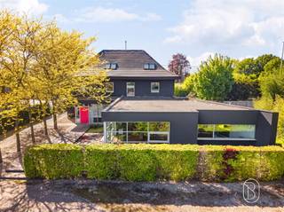 TOPgelegen langs de N60, genietend van alle visibiliteit: leuk instapklaar groot kantoorgebouw/praktijk met grote achterliggende privé-parking. Fantastische commerciële eigendom met enorm veel potentieel. Leuk karaktervol charmant gebouw bestaande uit burelen, vergaderzalen, praktijkruimtes, 2 keukens en sanitair,, onderkelderd, op 2156m2, + extra bijgebouw met potentieel. Tevens ideale horecazaak/groepspraktijk/privé-kliniek/private banker... Bezoek na afspraak met IMMO BEGUIN: info@immobeguin.be