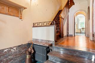 <strong>Karaktervolle bel-etage in een gegeerde buurt</strong><br /><br />Charmante bel-etagewoning van ca. <strong>141 m²</strong> gelegen aan één van de meest gegeerde straten van Deurne, nl. <strong>Venneborglaan</strong>. Het huis biedt een aangename combinatie van ruimte, lichtinval en <strong>authentieke elementen</strong>. De woning bevindt zich in een op te frissen staat en biedt tegelijk mogelijkheden om verder naar eigen smaak te moderniseren.<br /><br />Bovendien zorgt de <strong>ligging</strong> van dit pand ervoor dat u gemakkelijk toegang heeft tot het openbaar vervoer, invalswegen, horeca, scholen en op wandelafstand het domein <strong>Rivierenhof</strong>.<br /><br /><strong>Indeling:<br />Garage en kelders<br /></strong>- Garage<br />- Wasplaats met toegang tot de tuin<br />- Berging<br />- Polyvalente ruimte die kan dienen als berging, hobbyruimte of bijkomende opslagplaats<br /><br /><strong>Gelijkvloers / Schoonverdiep</strong><br />- Inkomhal<br />- Toilet<br />- Leefruimte<br />- Eetkamer<br />- Keuken<br /><br /><strong>Eerste verdiep</strong><br />- Slaapkamer 1<br />- Slaapkamer 2<br />- Slaapkamer 3<br />- Badkamer met ligbad en toilet<br /><br /><strong>Bijzonderheden:</strong><br />- Mobiscore <strong>8,9/10</strong><br />-<strong> </strong>EPC F met een score van 590 kWh/(m² jaar)<br />- <strong>Dubbele </strong>beglazing met PVC schrijnwerk<br />- Enkel beglazing met hout schrijnwerk in de kelder<br />- Plat dak is niet geïsoleerd<br />- Veel authentieke elementen<br />- Ruime inpandige <strong>garage</strong><br /><br /><em>Stedenbouwkundige informatie in aanvraag.</em>