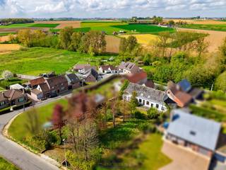 Eigendom MET TWEE AFZONDERLIJKE WONINGEN op een PERCEEL VAN 1.345M² met een STRAATBREEDTE VAN CA. 23M. Deze eigendom met TWEE APARTE HUISNUMMERS...
