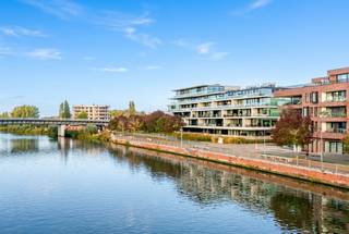 Ontdek dit prachtig afgewerkt appartement in de exclusieve Residentie Senzafine, gelegen langs de Leie in het hart van Kortrijk.<br /><br />Bij het betreden van het appartement komt u binnen in een ruime inkomhal. Aansluitend bevindt zich de lichtrijke leefruimte, afgewerkt met half-massief parket, waar grote raampartijen zorgen voor een open gevoel en een prachtig zicht op de Leie.<br /><br />Vanuit de leefruimte heeft u directe toegang tot het uitzonderlijk ruime terras, een echte troef van het appartement. Hier geniet u in alle rust van het prachtige uitzicht op het water en de omgeving van Kortrijk.<br /><br />De open keuken is volledig uitgerust en heeft een oven, combi-oven, vaatwasser, koelkast, inductiekookplaat en dampkap. De keuken is voorzien van voldoende opbergruimte. Het appartement is bovendien overal voorzien van zonnewering en domotica.<br /><br />De twee volwaardige slaapkamers hebben ingemaakte kasten en elk een badkamer. De eerste badkamer heeft een bad, toilet en lavabo. De tweede badkamer een lavabo en inloopdouche.<br /><br />Er is een optie tot aankoop van een dubbele garagebox of 1/2 staanplaatsen.<br /><br />Troeven:<br />- afwerking met hoogwaardige materialen<br />- uitstekende locatie met prachtig zicht<br />- 2 slaapkamers en 2 badkamers<br />- ruim terras!<br /><br />Interesse in dit appartement? <br />Contacteer Louise voor meer info of een bezoek! Bel +32 496 08 08 00 of mail louise@immo-lys.be<br />