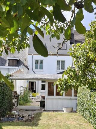 In het landelijke Wichelen vindt u deze charmante rijwoning met een prachtige, goed onderhouden tuin. De woning weet meteen te bekoren dankzij haar authentieke stijl en warme, gezellige uitstraling. Met maar liefst vier slaapkamers is dit de ideale gezinswoning.<br />Via de inkomhal, voorzien van een gastentoilet, betreedt u door de stijlvolle dubbele houten deur de woonkamer, die is opgedeeld in twee delen. Uw blik zal ongetwijfeld vallen op de ingebouwde boekenkast die voor karakter zorgt. Achter de dubbel houten vouwdeur bevindt zich het tweede gedeelte van de woonkamer, waar een allesbrander voor extra gezelligheid zorgt. De woning wordt zowel op het gelijkvloers als op de verdieping verwarmd op aardgas. Op het gelijkvloers is de oude Italiaanse gietvloer bedekt met laminaat dewelke wel aan vervanging toe is.<br />De landelijke keuken, afgesloten van de woonkamer met een glazen deur, is uitgerust met de nodige toestellen. Aansluitend vindt u een praktische bijkeuken met extra opbergruimte en plaats voor was en droogmachine.<br />Op de eerste verdieping bevinden zich drie slaapkamers en een badkamer met ruime inloopdouche en tweede toilet. De vierde slaapkamer ligt op de zolderverdieping, bereikbaar via een vaste trap. Dankzij de 4 maxi veluxramen komt heel wat zonlicht binnen en dit samen met het weidse uitzicht op de tuin, zorgt dat dit een aangename ruimte is om te vertoeven. De originele houten vloeren op beide verdiepingen geeft deze ruimtes een extra authentiek karakter.<br />Een absolute troef van deze woning is de grote, verzorgde tuin die volledige rust en privacy biedt – de perfecte plek om te ontspannen en te genieten van het buitenleven. Achteraan bevindt zich een recent gebouwd tuinhuis, ideaal om uw tuinmateriaal op te bergen. Het terras is volledig betegeld en vanuit de woonkamer heeft u een prachtig uitzicht op de tuin.<br />Weet deze woning u te charmeren? Twijfel dan niet en contacteer mij snel voor een bezoek ter plaatse.<br /><br />Vg - Gvkr - Gmo - Wg - Gvv<br />