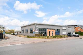 Bedrijfsgebouw - groot ong. 2280m² - met woonst - groot ong. 300m². Vlotte verbinding met centrum Sint-Truiden en Tienen, vlakbij de N80 Hasselt...