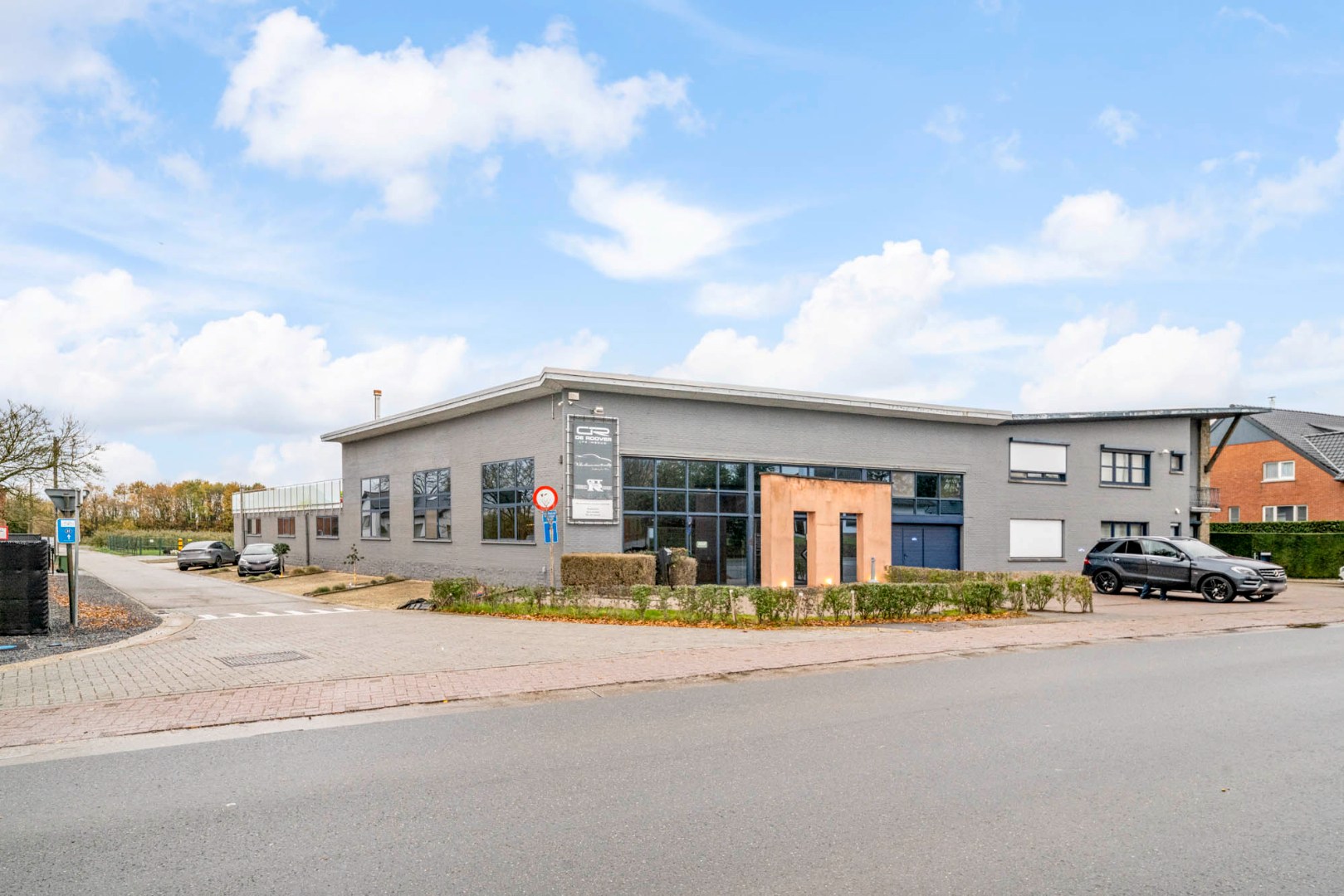 Bedrijfsgebouw met kantoren, magazijnen en woonst - groot 2580 m² - foto 1