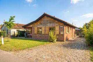 Deze charmante woning in Temse is een ideale plek om helemaal je eigen thuis van te maken. Met een bouwjaar van 1978 straalt het huis een warme...
