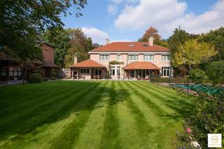 <p><span>Dit uniek eigendom bevindt zich in een rustige &amp; kindvriendelijke omgeving hartje Edegem. De villa ligt op een uitzonderlijk perceel van 3.300m² en wordt omringd door een betoverende parktuin met zwembad en een polyvalent gebouw. De woning werd pas begin jaren 2000 ontworpen.  Kosten noch moeite werden gespaard om als resultaat een  hoogwaardig interieurdesign. samenspel van comfort, veiligheid en pure verfijning te hebben gerealiseerd. Elke ruimte is conceptueel doordacht en straalt een serene, inspirerende en luxueuze woonbeleving uit. De smaakvol ingerichte leefruimtes creëren een warme en uitnodigende sfeer, waar esthetiek en functionaliteit elkaar naadloos aanvullen. Met circa 600 m² woonopp. biedt deze villa ongeëvenaarde ruimte en veelzijdigheid. Binnenin geniet je van een zee van ruimte en licht. Beneden treffen we een aparte otvangstruimte met biblotheekkasten. De leef-en eetruimte geven uit op het terras en hebben een schitterend zicht op de tuin. Eveneens als de leef-en eetkeuken met doorgang naar de 3 inpandige garages. Boven bevinden zicjh maar liefst 7 slkm en 3 bdkm. De kelderruimte van ca 250m² is eveneens fenomenaal. Dit is een absolute buitenkans voor mensen die op zoek zijn naar een stijlvolle, luxueuze villa die meteen instapklaar is. Dit vastgoed biedt enorme mogelijkheden en verkeert in perfecte staat. </span></p><p><span> </span></p><p><span>Extra's:</span></p><p><span> </span></p><p><span>In de tuin is er ook een conciërgewoning (woonkamer, kitchenette, douche en slaapkamer). </span></p><p><span>Prachtig poolhouse met bbq en een schitterend "GP Construct" zwembad. (12.5 *5m)</span></p><p><span>Fantastische en voortreffelijke tuin. </span></p><p><span>Indrukwekkende entree van het pand aan de zijkant via een lange privélaan</span><span>. </span></p><p><span>Volledig verwarmde kelderverdieping.</span></p><p><span>Aanwezigheid van een zolder.</span></p><p><span> </span></p><p><span> </span></p>