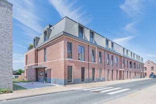 Welkom in dit ruime en lichte recente appartement, ideaal gelegen in de dorpskern van Heffen. Dit moderne appartement op de 1e verdieping biedt...